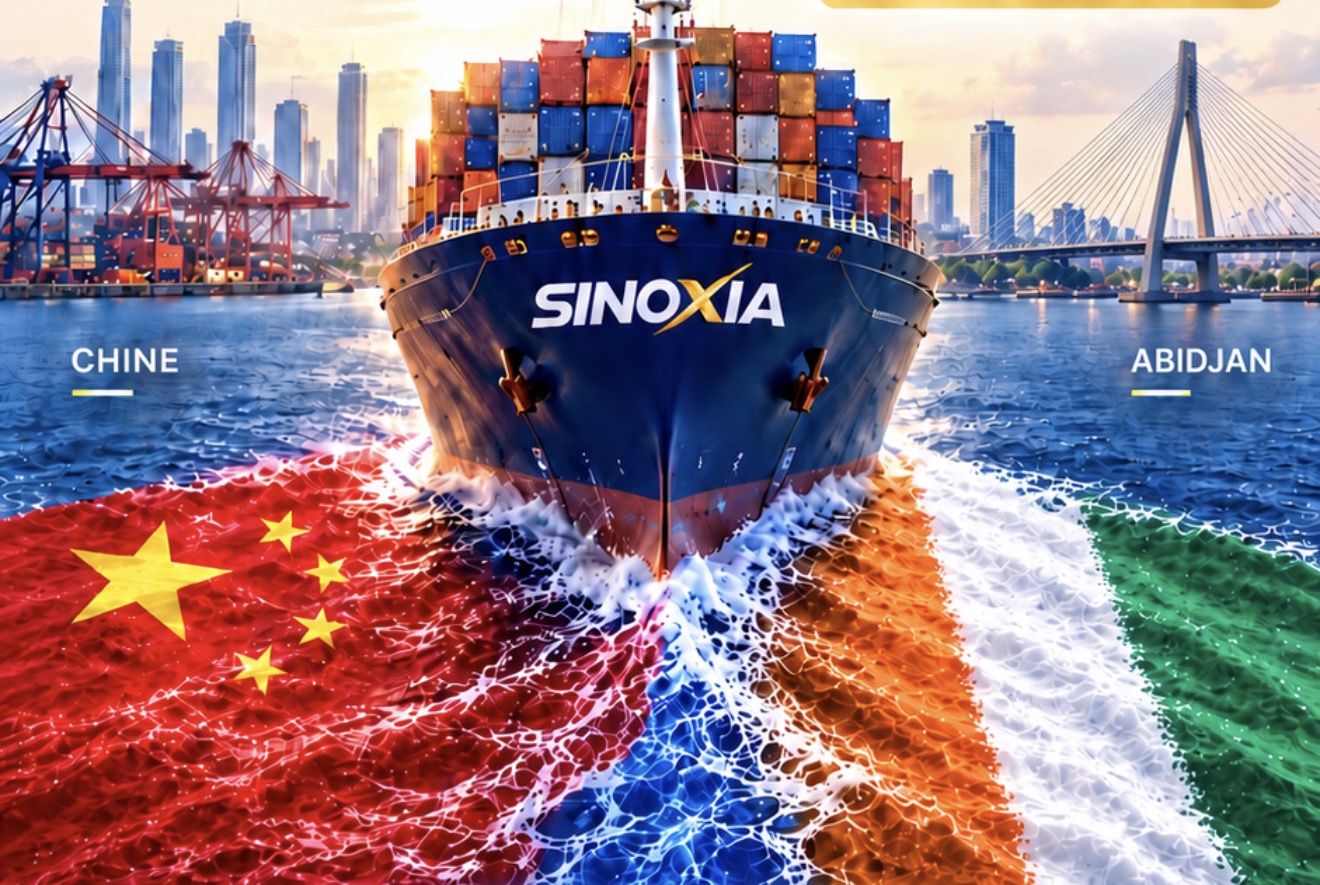 Navire SINOXIA entre la Chine et Abidjan, avec les drapeaux dans les vagues